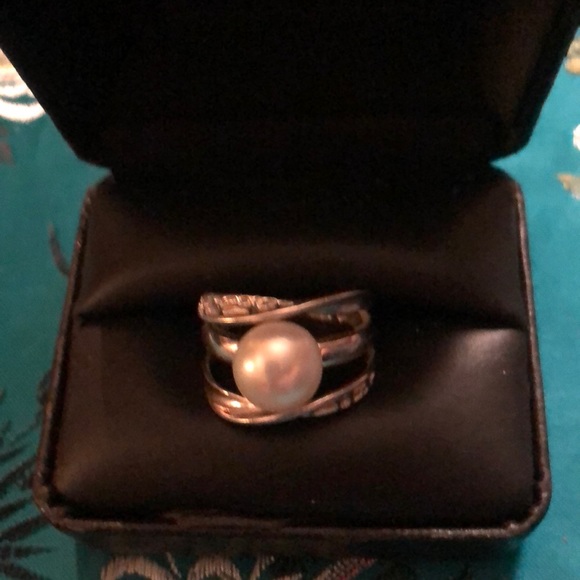 Jewelry - Vintage Pearl Ring set in Sterling Silver.